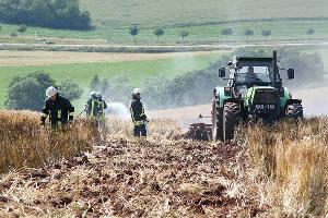 Bild: Mit einem Pflug unterstützte ein Bauer die Löscharbeiten der Feuerwehr