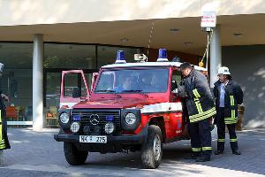 Bild: Einsatzleitung am Einsatzleitwagen vor dem psychiatrischen Pflegeheim in Habach