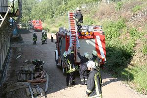 Bild: Aufbau einer Leiter am Erweiterungsbau des Pflegeheims
