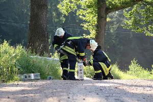 Bild: Zur Wasserversorgung musste eine Schlauchleitung vom Löschteich zur Einsatzstelle aufgebaut werden