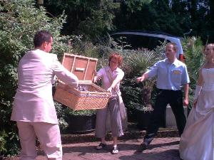 Bild: Einer Kiste voller Tauben galt es die Freiheit zu geben.