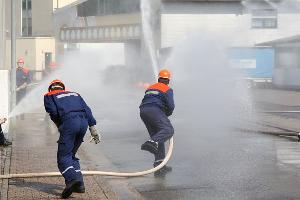 Bild: Genau das richtige bei den sommerlichen Temperaturen: Eine Wasserschlacht