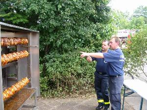 Bild: Fachgespräche am Hähnchengrill