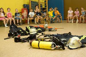 Bild: Welche Ausrüstung braucht ein Feuerwehrmann? Die Feuerwehrleute hatten eine Menge zum Anschauen mitgebracht
