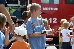 Bild: Eine Menge Spa&amp;szlig; hatten die Kindergartenkinder beim Besuch der Feuerwehr