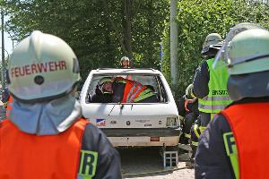 Bild: Die Teilnehmer des Lehrgangs demonstrierten die Rettung eines eingeschlossenen Fahrers aus seinem Fahrzeug