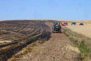 Bild: Zwei Landwirte stellten ihre Traktoren zur Verfügung, um eine Schneise um das brennende Stoppelstück zu pflügen