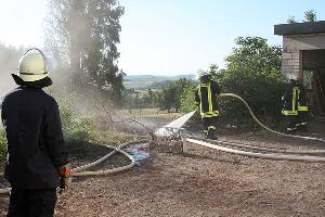 Bild: Nachdem der Anwohner den Brand noch vor Eintreffen der Feuerwehr selbst löschen konnte, beschränkte sich die Arbeit der Feuerwehr auf Nachlöscharbeiten