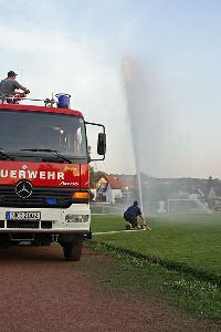 Bild: Auf dem Rasenplatz hatten sich durch die Dürre der letzten Wochen bereits viele gelbe Flecken gebildet