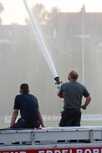 Bild: Mit zwei Wasserwerfern bewässerten die Spezialisten der Feuerwehr die Rasenfläche