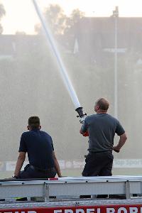 Bild: Mit zwei Wasserwerfern bew&amp;auml;sserten die Spezialisten der Feuerwehr die Rasenfl&amp;auml;che