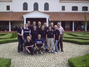 Bild: Gruppenfoto mit Organisator Willi Provo