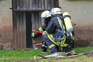 Bild: Mit Atemschutzger&amp;auml;ten mussten die Einsatzkr&amp;auml;fte der Feuerwehr an der Jahreshaupt&amp;uuml;bung in Hierscheid in ein verrauchtes Geb&amp;auml;ude vordringen