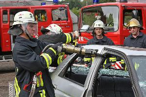 Bild: Mit der hydraulischen Rettungsschere werden die Dachholme durchtrennt, um das Fahrzeugdach abnehmen zu k&amp;ouml;nnen