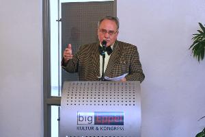 Bild: Bürgermeister Fritz-Hermann Lutz versprach den Feuerwehrleuten die Unterstützung ihrer Arbeit durch die Verwaltung