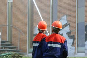 Bild: An der diesj&amp;auml;hrigen Jahresabschluss&amp;uuml;bung mussten die Jugendfeuerwehren der Gemeinde einen angenommenen Brand in der Schule in Bubach-Calmesweiler bek&amp;auml;mpfen