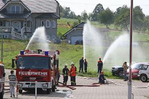 Bild: L&amp;ouml;schangriff mit mehreren Rohren auf dem Vorplatz des Feuerwehrger&amp;auml;tehauses in Bubach-Calmesweiler