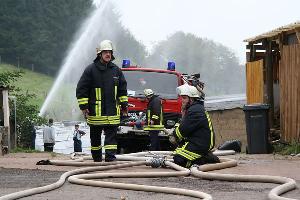 Bild: In einer gemeinsamen &amp;Uuml;bung trainierten die L&amp;ouml;schbezirke Humes, Hierscheid und Dirmingen die Brandbek&amp;auml;mpfung auf einem Aussiedlerhof