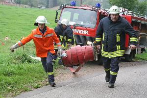 Bild: &amp;Uuml;ber mehrere hundert Meter wurden zwei Schlauchleitungen zur Wasserversorgung aufgebaut