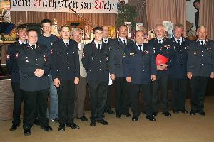 Bild: Wehrführer Hermann Josef Recktenwald dankte noch einmal zahlreichen Mitgliedern der Feuerwehr, die bereits am großen Ehrungsabend in der Woche zuvor befördert wurden, am Familienabend für ihr ehrenamtliches Engagement