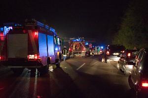 Bild: Die Autobahn musste in Fahrtrichtung Trier w&amp;auml;hrend der Rettungs- und Bergungsarbeiten voll gesperrt werden