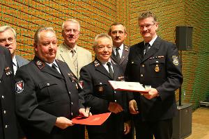 Bild: Edgar Peter und Alfred Schmitt erhielten am Familienabend in Wiesbach eine Auszeichnung f&amp;uuml;r 50j&amp;auml;hrige Mitgliedschaft in der Feuerwehr