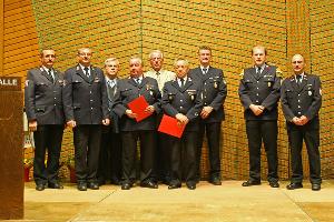 Bild: Oberlöschmeister Stephan Rein wurde zum Brandmeister befördert, Wolfgang Götzinger bekam eine Auszeichnung für 35jährige Mitgliedschaft (ganz rechts)