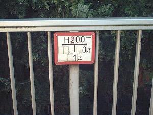 Bild: Hydrantenhinweisschilder sollten immer gut sichtbar und lesbar sein.