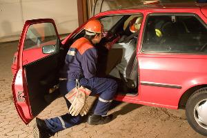 Bild: Bis zur Rettung des Fahrers wird er von einem Jugendfeuerwehrmann betreut
