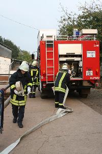 Bild: Verlegen der Schlauchleitungen vom Löschfahrzeug HLF 8 aus Bubach-Calmesweiler
