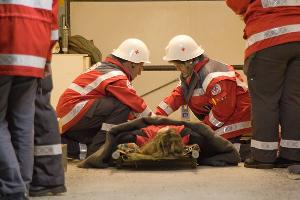Bild: Sanitäter des DRK hatten in einer Garage einen Notbehandlungsplatz eingerichtet