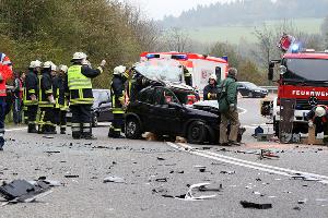 Bild: Die Fahrbahn war mit Trümmerteilen der beiden Fahrzeuge übersäht