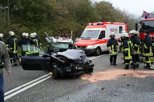 Bild: Die Fahrerin des Opel Corsa konnte mit hydraulischen Rettungsgeräten schwer verletzt aus ihrem Fahrzeug befreit werden
