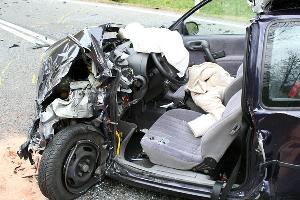 Bild: Nicht mehr viel Platz: Um die eingeklemmte Fahrerin aus ihrem Fahrzeug zu befreien, musste die Fahrert&amp;uuml;r abgetrennt werden