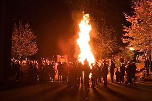 Bild: Die Jungen und Mädchen der Jugendfeuerwehr sorgten auch in diesem Jahr wieder für ein großartiges Martinsfeuer