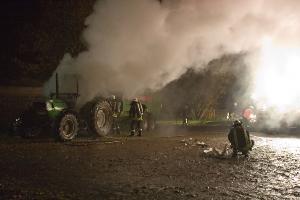 Bild: Gl&amp;uuml;cklicherweise stand der Traktor in dieser Nacht nicht in der Scheune, in der hunderte Rundballen gelagert waren
