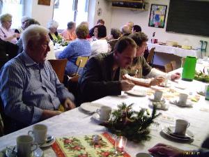 Bild: L&amp;ouml;schbezirksf&amp;uuml;hrer Bernd Detzler macht sich &amp;uuml;ber den leckeren Kuchen her.