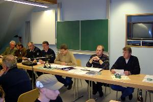 Bild: Ehrengäste und Löschbezirksführung während der Jahreshauptversammlung (v.l. Ortsvorsteher Richard Kleer, Beigeordneter Klaus Jochem (Vertreter von Bürgermeister Fritz Hermann Lutz), Kreisbrandinspekteur Werner Thom, Vorsitzender des Kreisfeuerwehrverbandes Horst Malter, stellvertretender Löschbezirksführer Rudi Raber, Schriftführer Stephan Rein, Kassierer Alois Brill)