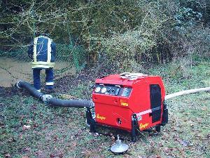 Bild: Wasserentnahme aus einem offenen Gewässer mittels einer Feuerlöschkreiselpumpe.