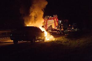 Bild: Beim Eintreffen der Feuerwehr stand der gesamte vordere Wagenteil in Flammen