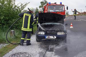 Bild: Die Einsatzkr&amp;auml;fte konnten den Brand im Motorraum des Fahrzeugs schnell l&amp;ouml;schen