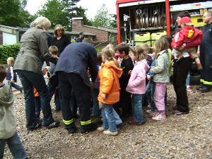 Bild: Interessierte Kinder umringen einen Feuerwehrmann