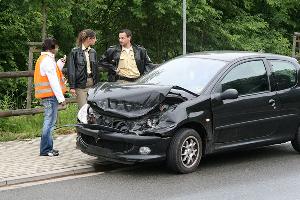 Bild: Bei dem Unfallfahrzeug wurde die gesamte Frontpartie des Unfallfahrzeugs erheblich beschädigt