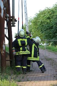 Bild: Eine Leiter wird an einem Silo in Stellung gebracht