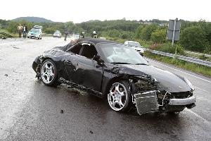 Bild: Glück im Unglück hatte der Fahrer dieses Porsches: Bei dem Crash auf der Autobahn kam er mit dem Schrecken davon