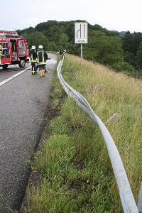Bild: Die Leitplanken verhinderten, dass das Fahrzeug eine Böschung hinunterstürzte