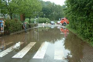 Bild: In der Straße "Am Kloster" konnte das Regenwasser nicht mehr ablaufen und hatte sich zu einem kleinen See angestaut