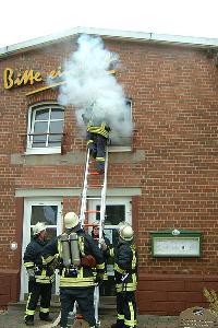 Bild: Retten einer Person aus einem verqualten Geb&amp;auml;ude: Schau&amp;uuml;bung der Feuerwehr in Eppelborn