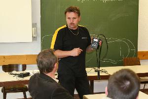 Bild: Frank Wirth vom Energieversorger energis gibt eine Kurzeinweisung in die Geräte