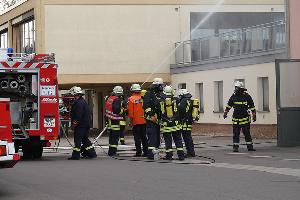 Bild: Ein Gro&amp;szlig;aufgebot an Hilfskr&amp;auml;ften war an der Heldenrechhalle in Sotzweiler im Einsatz (Foto: Feuerwehr Lebach)